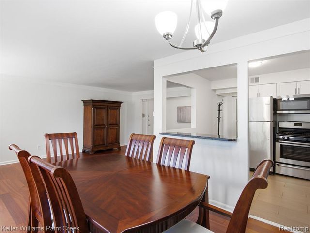 408 Fox Hills Drive 2, Bloomfield Hills, MI 48304