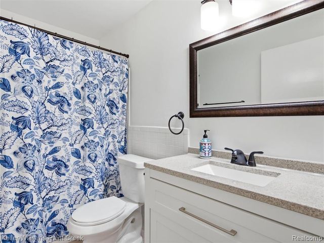 408 Fox Hills Drive 2, Bloomfield Hills, MI 48304