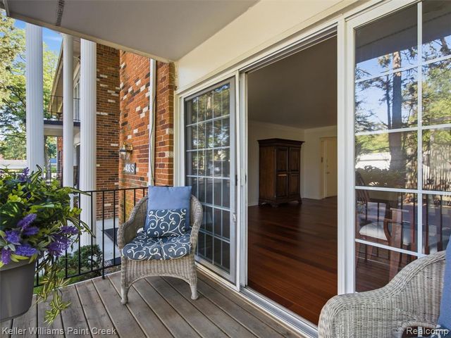 408 Fox Hills Drive 2, Bloomfield Hills, MI 48304