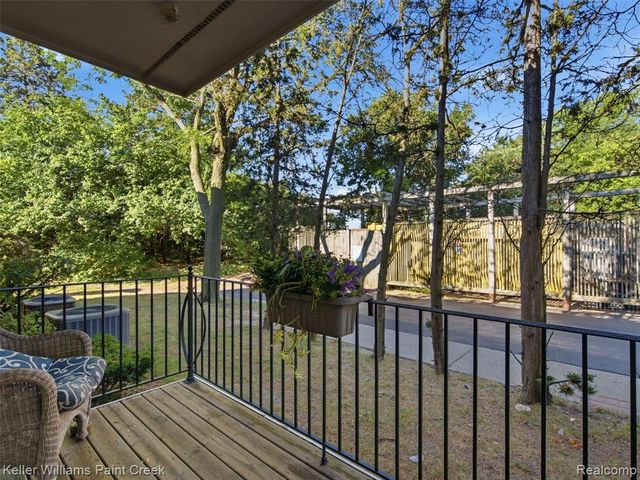 408 Fox Hills Drive 2, Bloomfield Hills, MI 48304