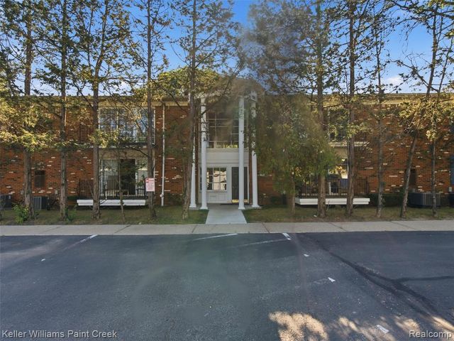 408 Fox Hills Drive 2, Bloomfield Hills, MI 48304
