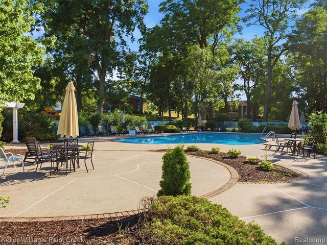408 Fox Hills Drive 2, Bloomfield Hills, MI 48304