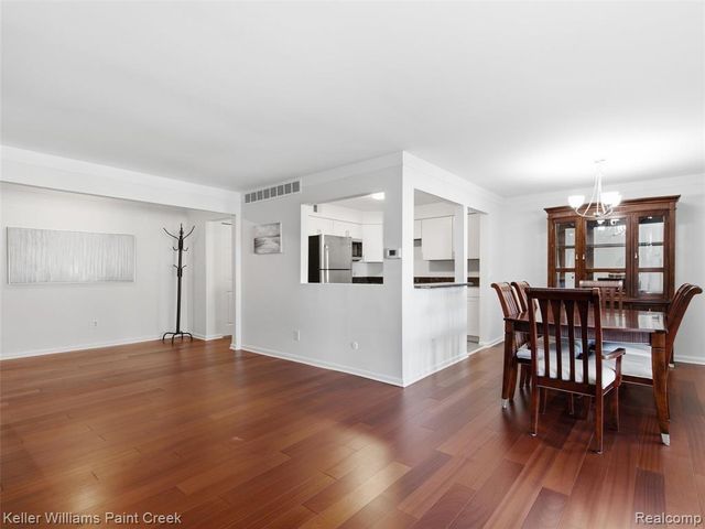 408 Fox Hills Drive 2, Bloomfield Hills, MI 48304
