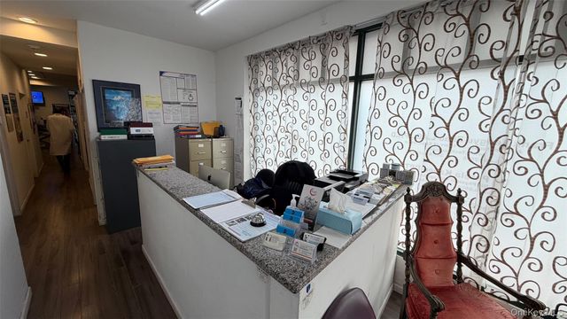 707 Middle Neck 1, Great Neck, NY 11024