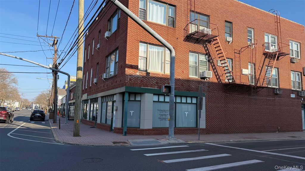 707 Middle Neck 1, Great Neck, NY 11024