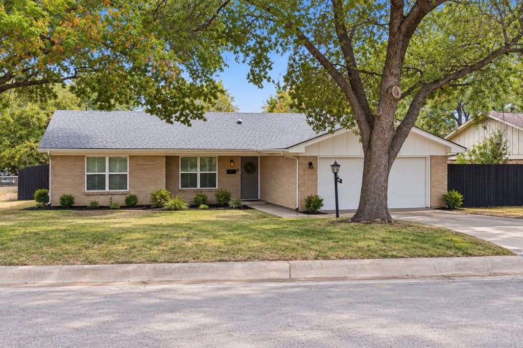 2912 Conejos Drive, Fort Worth, TX 76116