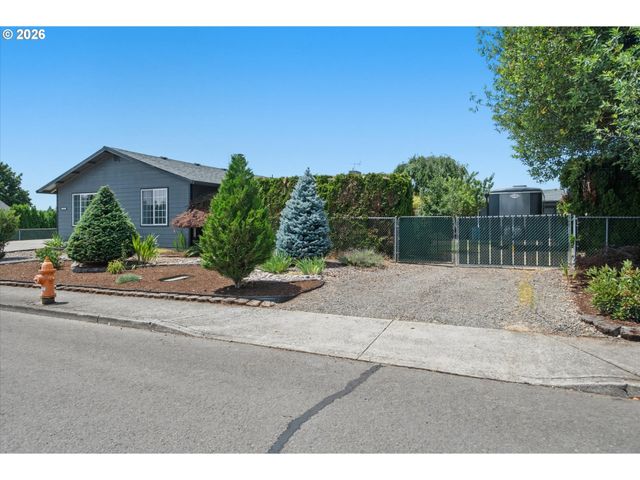 1517 N LOCUST St, Canby, OR 97013