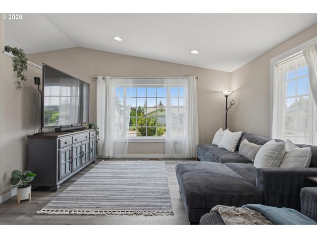 1517 N LOCUST St, Canby, OR 97013