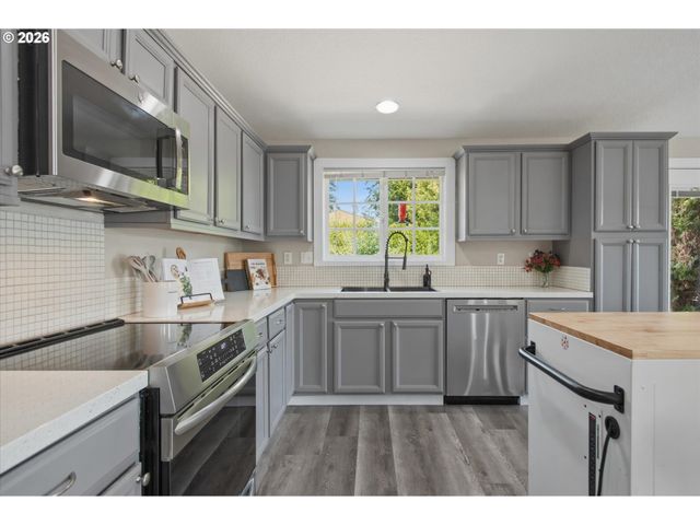 1517 N LOCUST St, Canby, OR 97013