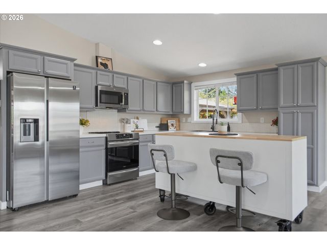 1517 N LOCUST St, Canby, OR 97013