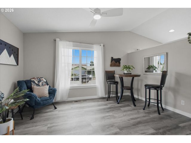 1517 N LOCUST St, Canby, OR 97013