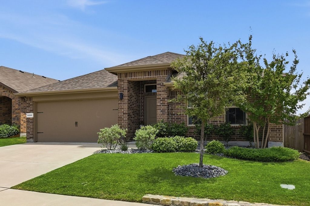9200 Desertrock Road, Fort Worth, TX 76131