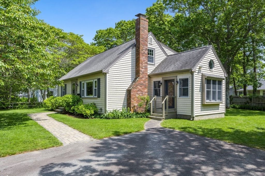 22 Emerson Rd, Falmouth, MA 02536