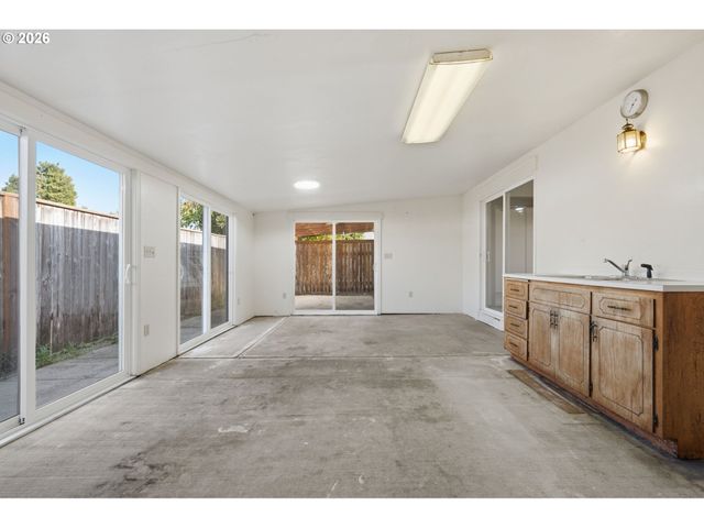 1424 T St, Springfield, OR 97477