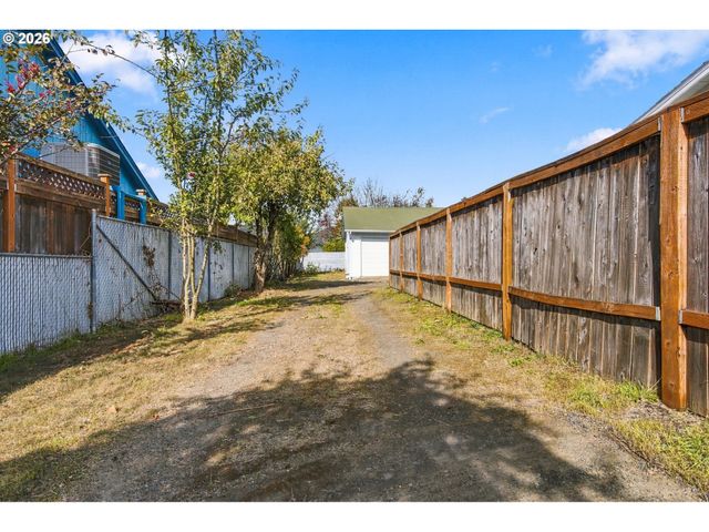 1424 T St, Springfield, OR 97477