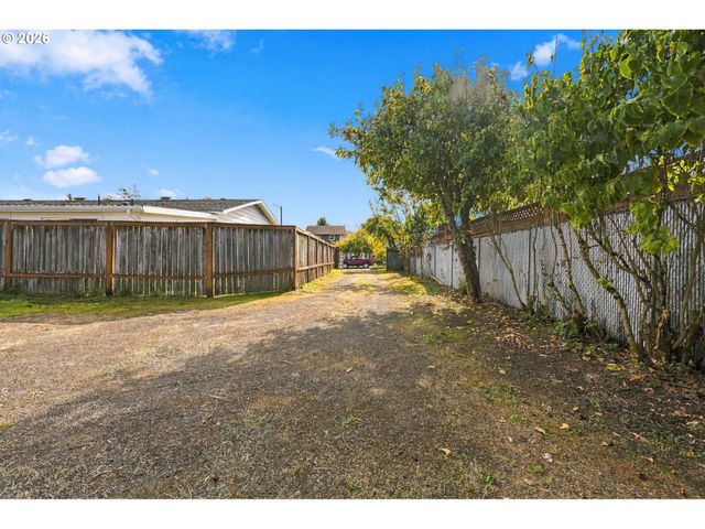 1424 T St, Springfield, OR 97477