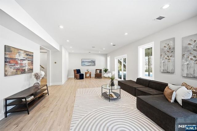 10 Drummond Terrace, Livingston, NJ 07039
