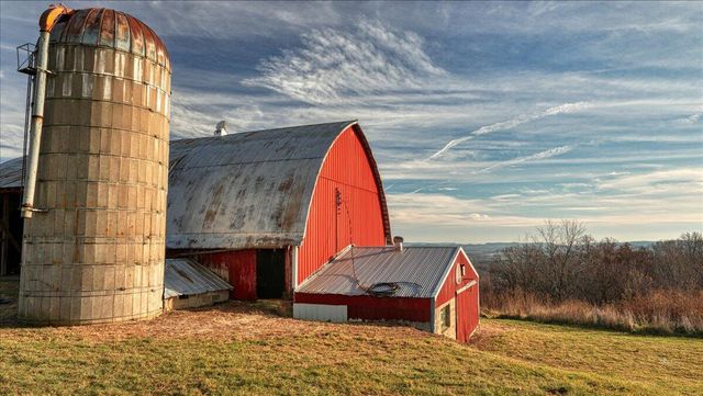 N23415 Oak Ridge DRIVE, Galesville, WI 54630