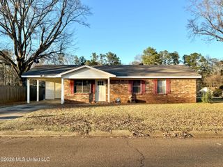 740 Robinson Road, Grenada, MS 38901