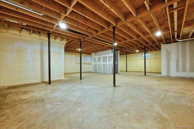 2 Jupiter Lane, Levittown, NY 11756