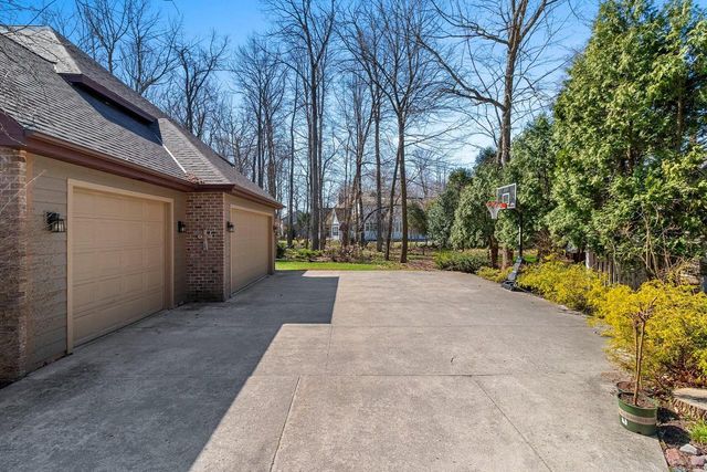 509 Wild Oak DRIVE, Manitowoc, WI 54220