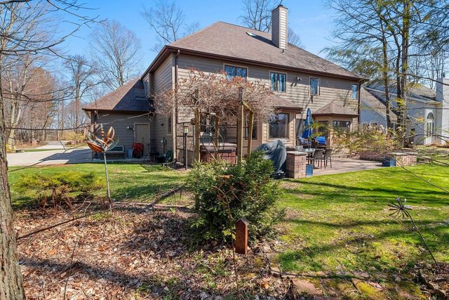 509 Wild Oak DRIVE, Manitowoc, WI 54220