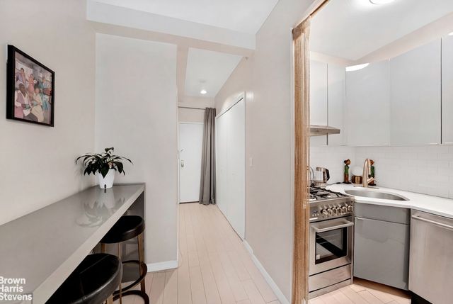 321 E 48th St Apt 1L, New York City, NY 10017