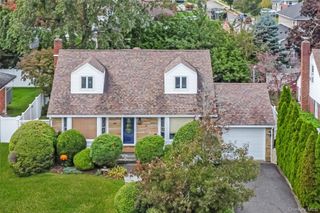 19 Leonard Road, Syosset, NY 11791