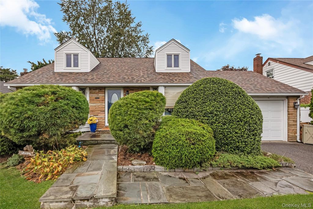 19 Leonard Road, Syosset, NY 11791 — photo 2