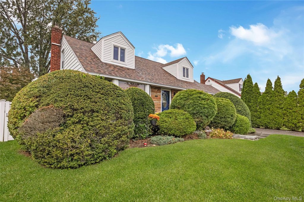 19 Leonard Road, Syosset, NY 11791 — photo 3