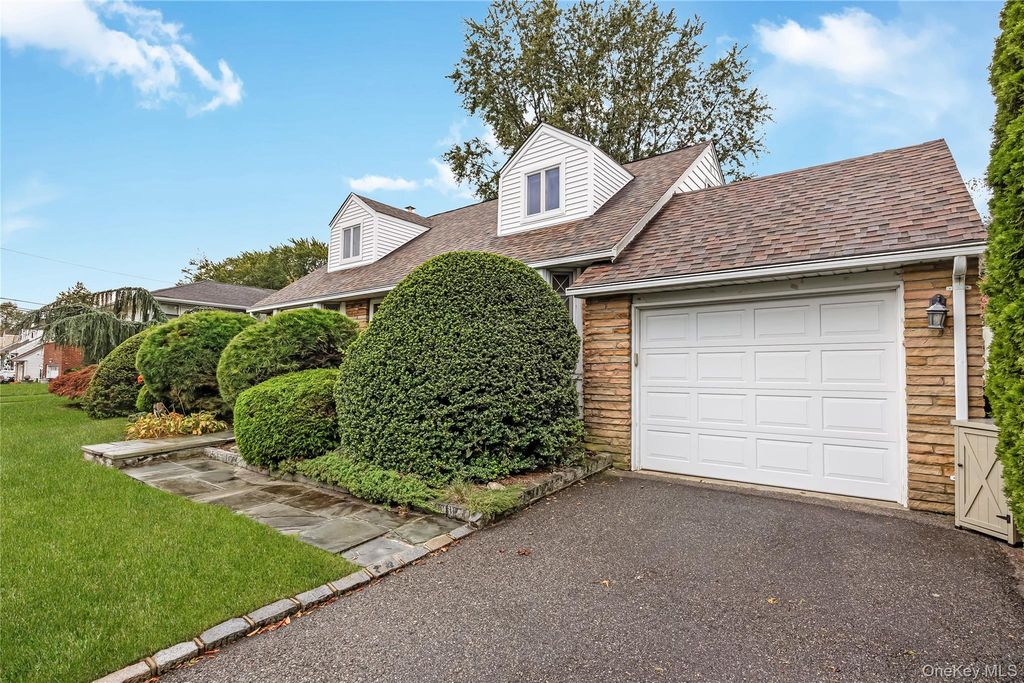 19 Leonard Road, Syosset, NY 11791 — photo 4