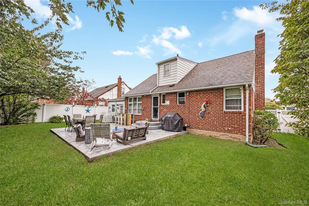 19 Leonard Road, Syosset, NY 11791 — photo 5