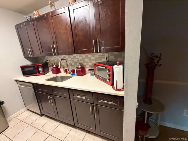 42 Richmond Boulevard 1B, Ronkonkoma, NY 11779