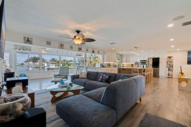 1894 TANGLEWOOD DRIVE NE, St Petersburg, FL 33702