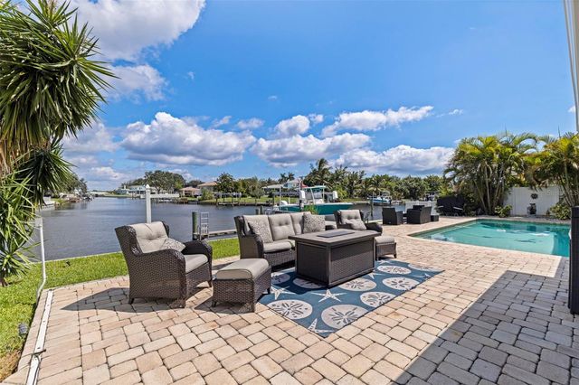 1894 TANGLEWOOD DRIVE NE, St Petersburg, FL 33702