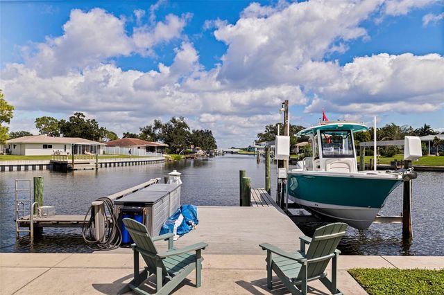 1894 TANGLEWOOD DRIVE NE, St Petersburg, FL 33702
