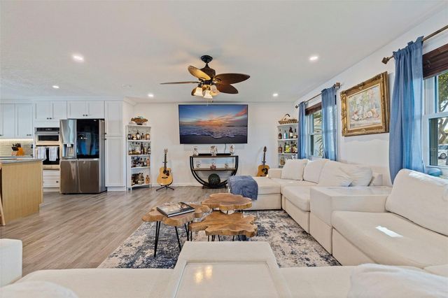 1894 TANGLEWOOD DRIVE NE, St Petersburg, FL 33702
