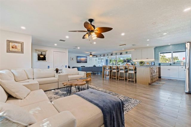 1894 TANGLEWOOD DRIVE NE, St Petersburg, FL 33702