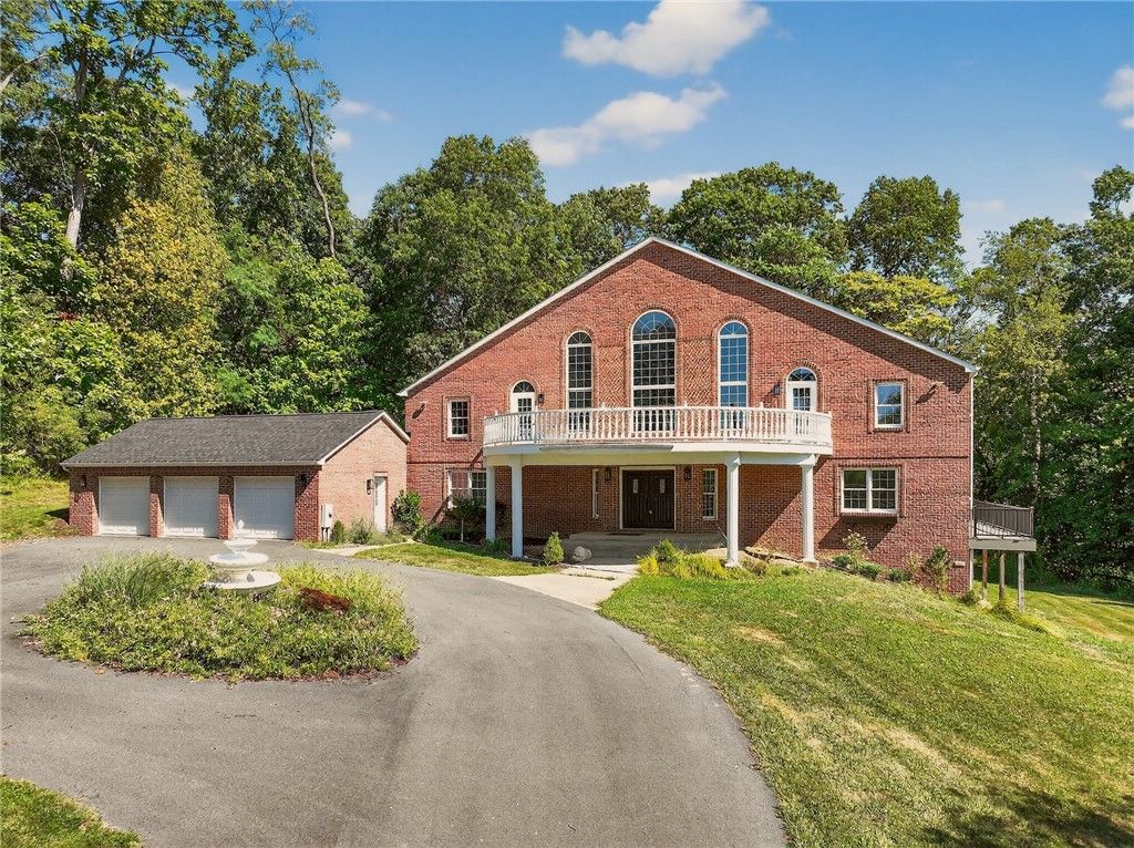 110 Oakhurst Dr, Peters Twp, PA 15317