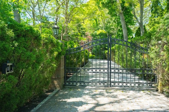 10 Emerson Court, Hampton Bays, NY 11946