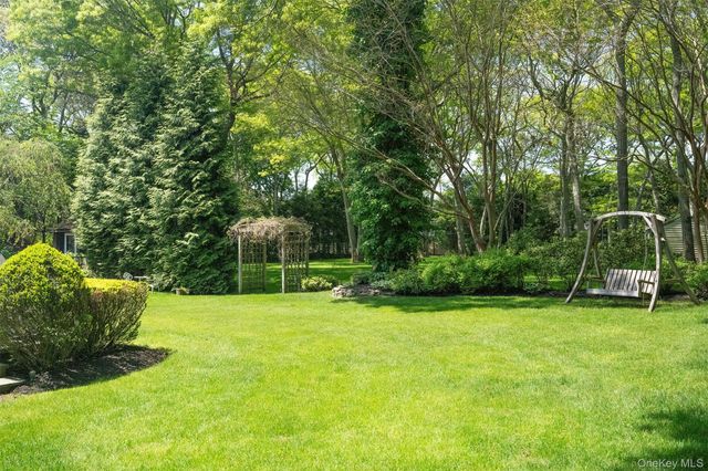 10 Emerson Court, Hampton Bays, NY 11946