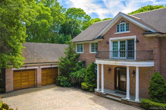 10 Emerson Court, Hampton Bays, NY 11946
