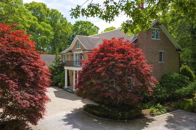 10 Emerson Court, Hampton Bays, NY 11946