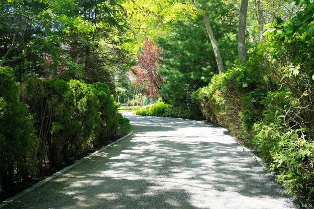 10 Emerson Court, Hampton Bays, NY 11946