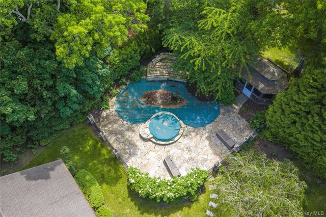10 Emerson Court, Hampton Bays, NY 11946