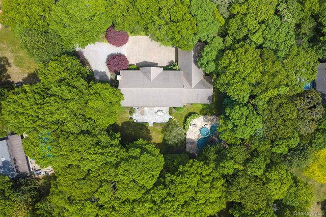 10 Emerson Court, Hampton Bays, NY 11946