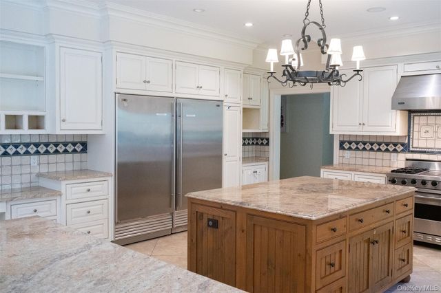 10 Emerson Court, Hampton Bays, NY 11946