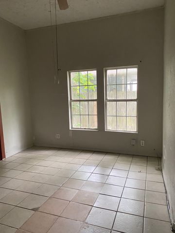 904 E College Street, Terrell, TX 75160