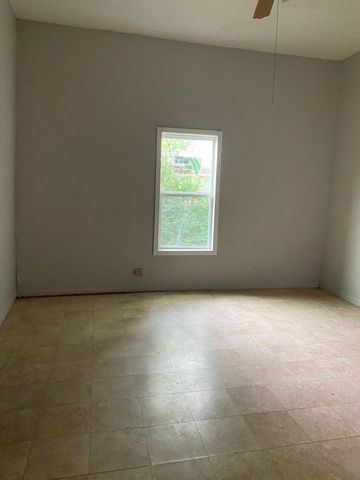 904 E College Street, Terrell, TX 75160
