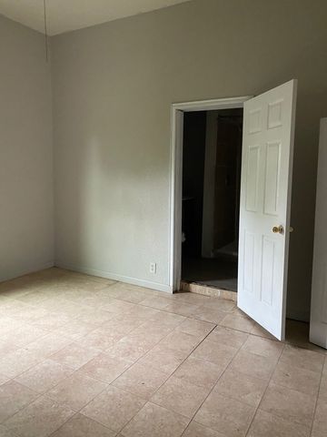 904 E College Street, Terrell, TX 75160
